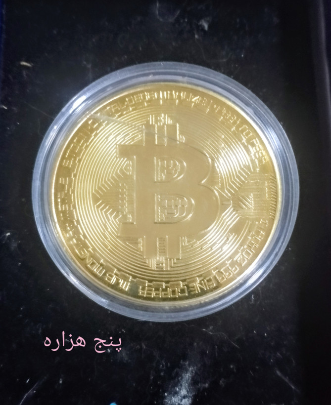 مدال نمادین بیت کوین طلایی همراه با کپسول مخصوص مدال